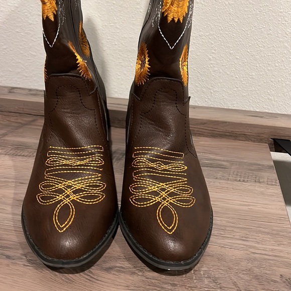 Women’s Sunflower Cowboy Boots - Picture 5 of 9